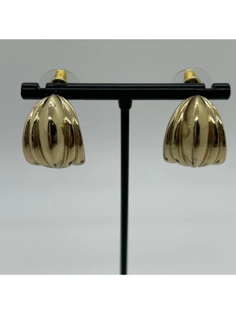 Vintage 1980s Gold Tone Earrings Ribbed Shell Swirl Wave Statement Pierced Post